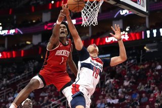 Kyshawn George (18) arme un shoot au duel avec Amen Thompson (1). KEYSTONE/AP/David J. Phillip
